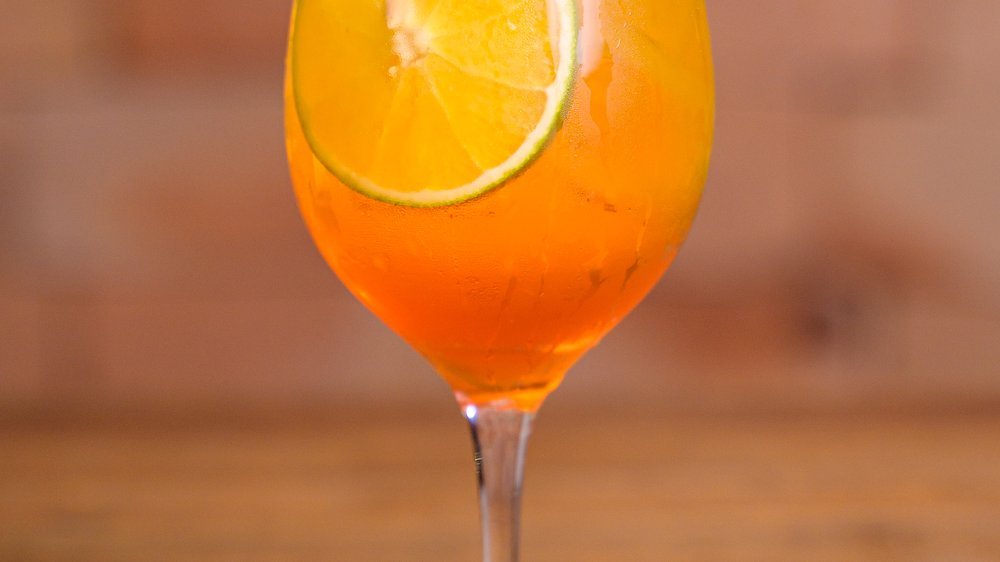 alkoholfreier cocktail mit maracujasaft