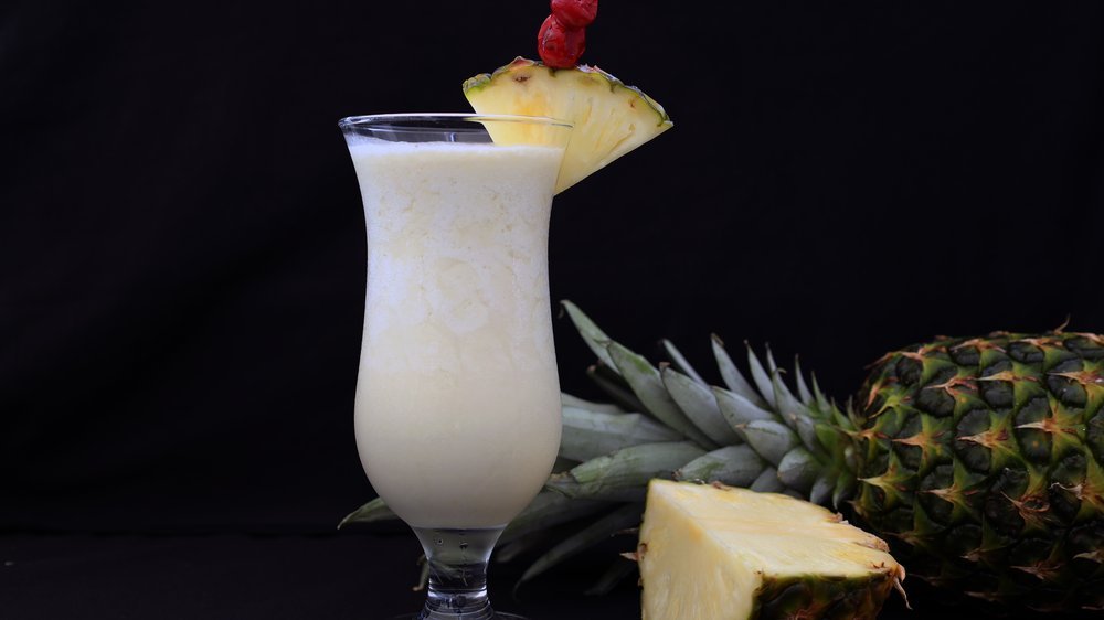 cocktail mit ananassaft