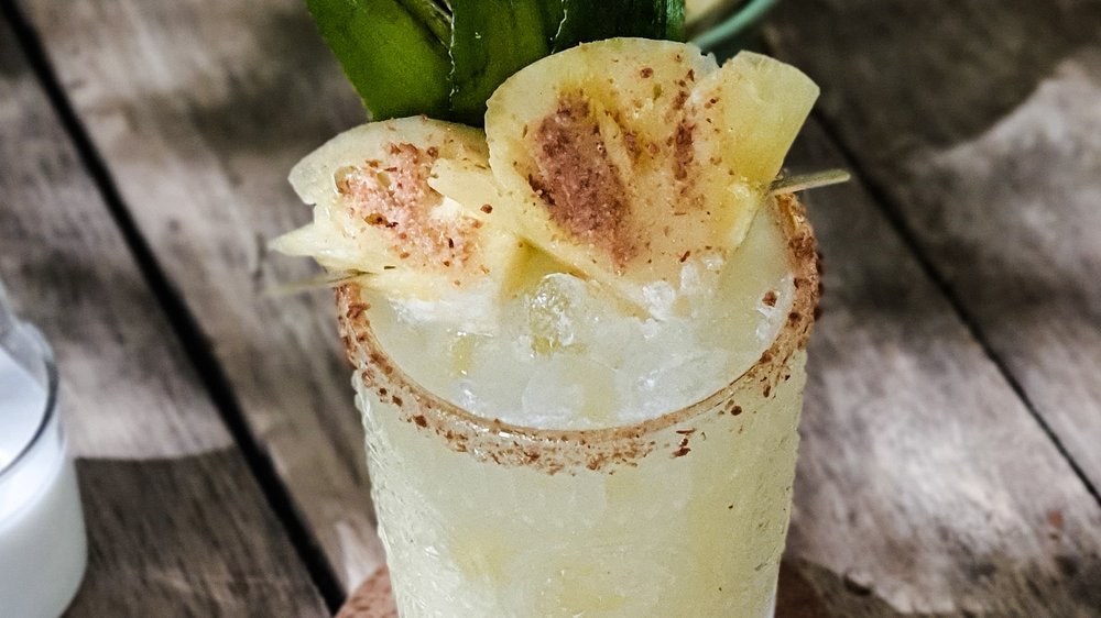 cocktail mit ananassaft