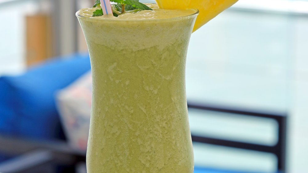 cocktail mit ananassaft und rum