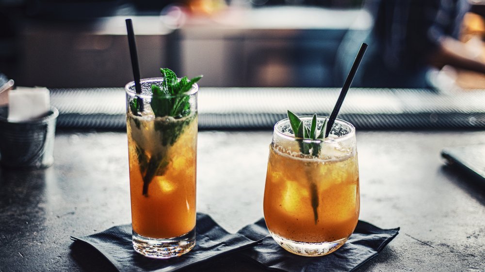cocktail mit ananassaft und rum