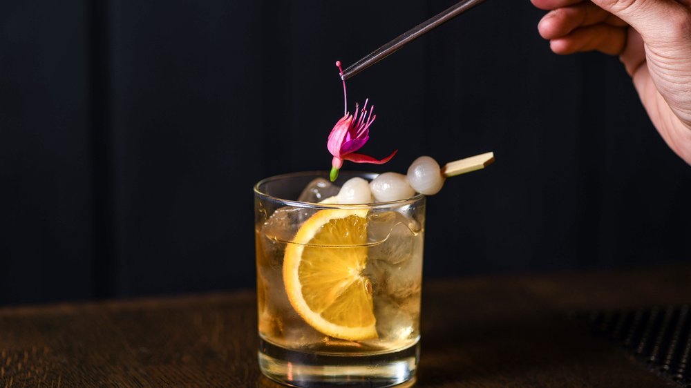 cocktail mit eistee pfirsich