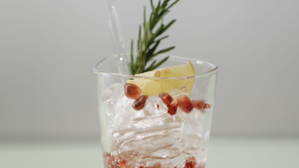 cocktail mit fruchtpüree vom weissen pfirsich