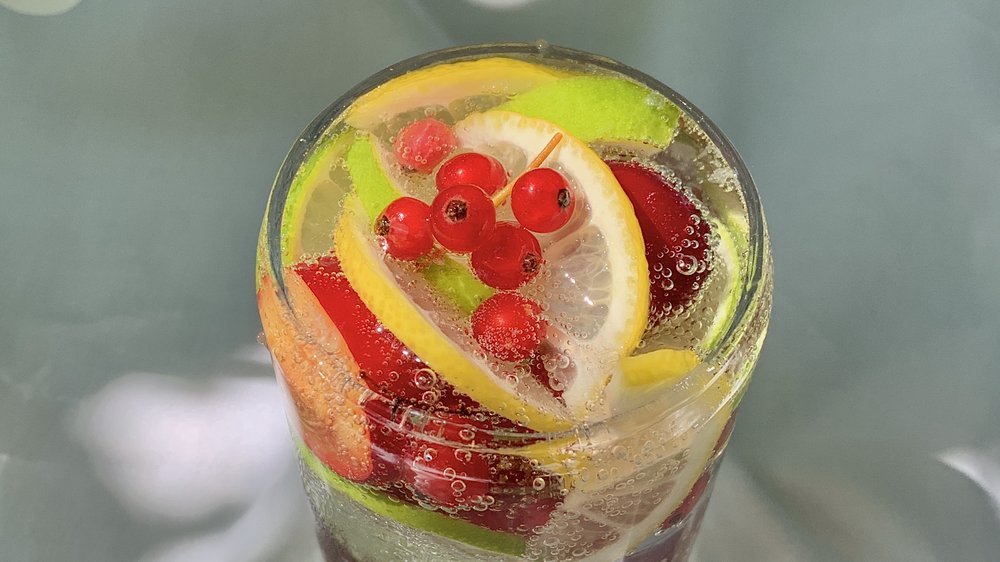 cocktail mit früchten
