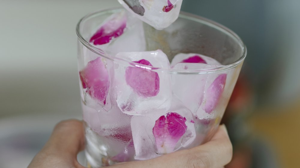 cocktail mit gefrorenen himbeeren