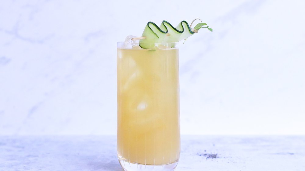 cocktail mit ginger ale brauner zucker limette
