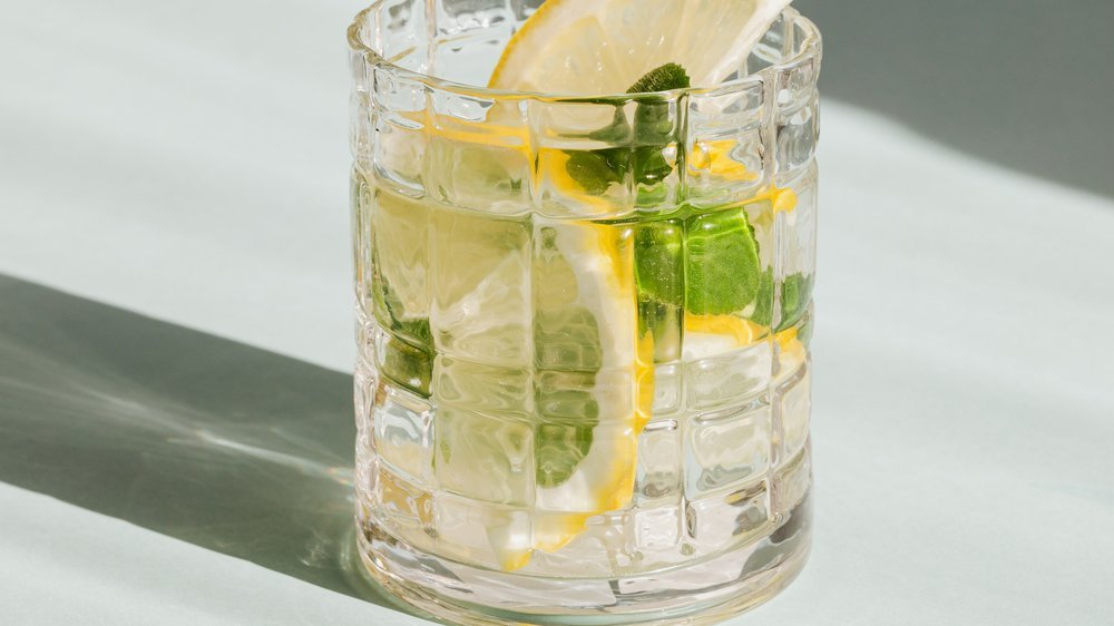 cocktail mit limoncello und gin