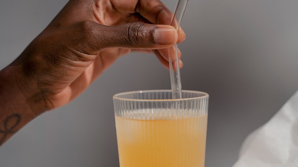 cocktail mit pfirsichsaft