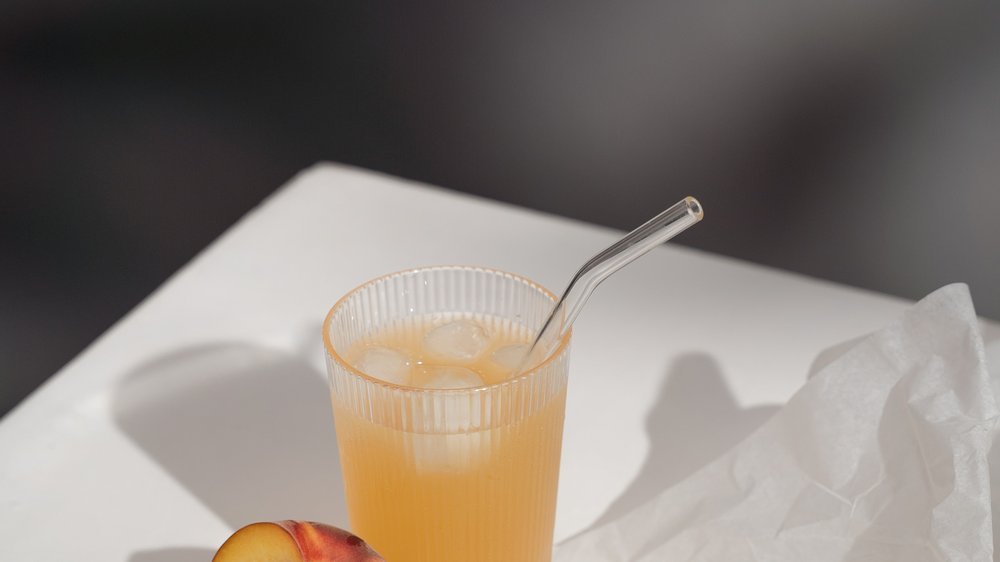 cocktail mit pfirsichsaft
