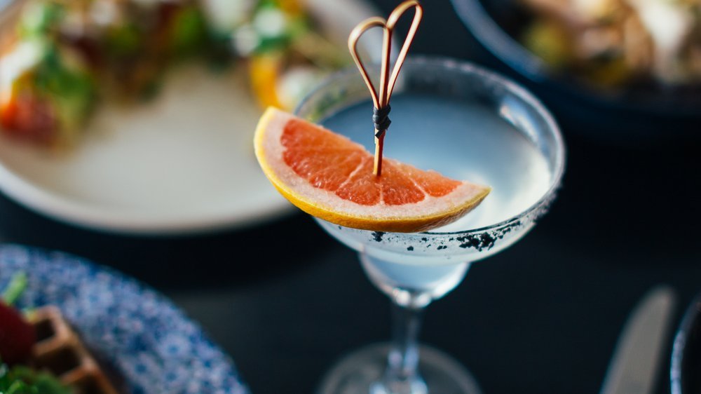 cocktail mit rum und limette
