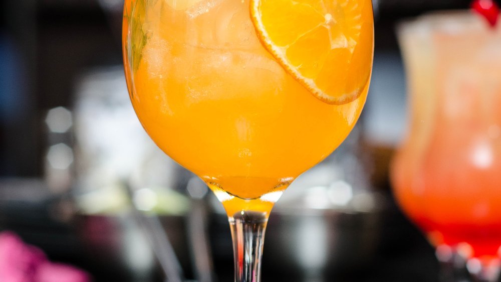 cocktail mit rum und orangensaft