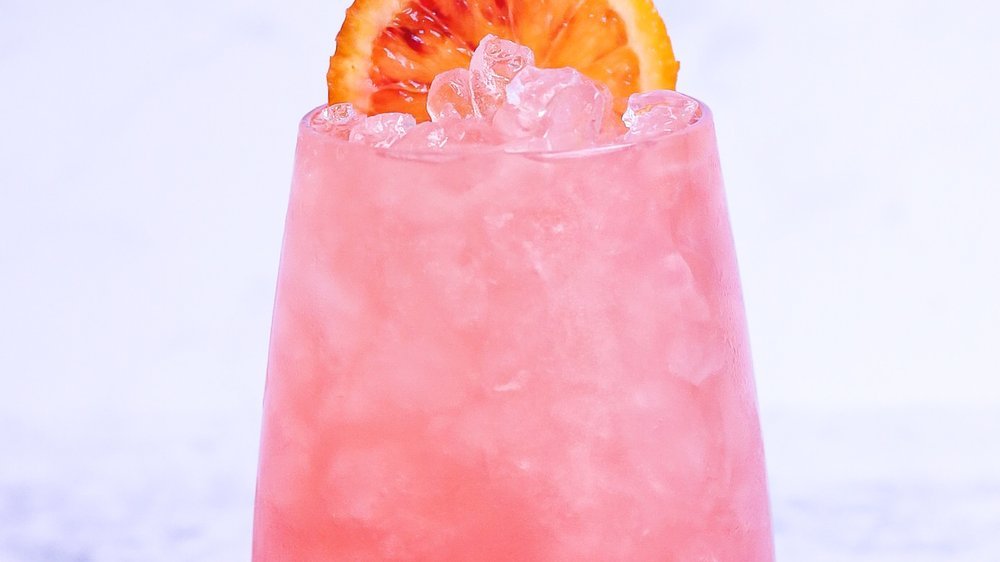 cocktail mit rum und orangensaft